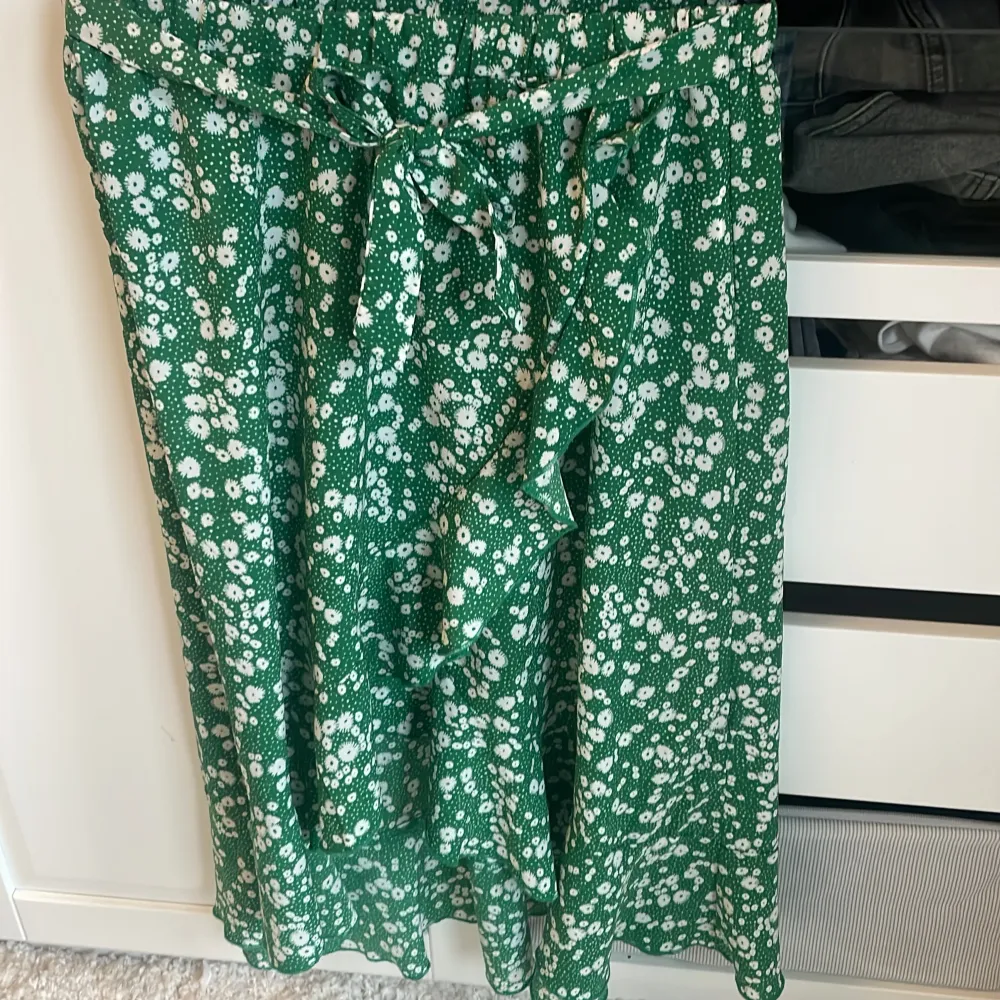 En superfin grön kjol perfekt nu till sommaren , säljer pga inte används längre . Kjolar.