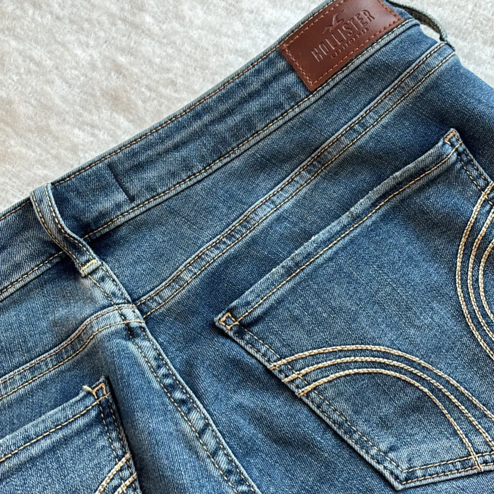 Snygga jeans ifrån holister, säljer då den är för stora för mig, bra skick😊. Jeans & Byxor.