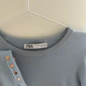 En ljusblå ”stickad” långärmad tröja från zara, superfin men har inte kommit till användning.