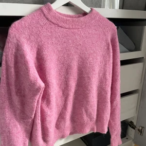 Rosa stickad tröja  - Super fin tröja från Zara i jätte bra skick! säljer då det tyvärr aldrig kommer till användning (använt ett fåtal gånger)   Köpte för 399kr 
