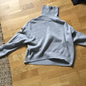 En fin tröja. -  Grå fin tröja att mysa i och är nervikt vid halsen☺️