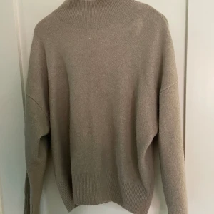 Stickad Tröja - Mörk begie/brun stickad tröja, ganska tjockt material. Använt 2-3 ggr. Från Gina tricot.