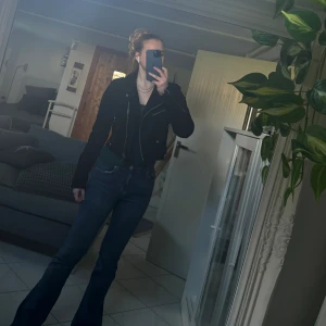 Only Mockajacka svart - Mockajacka med snygga detaljer och skinnjackamodell. Perfekt till sommar o vår för att lägga till det lilla extra till outfiten, både till vardags och fest! Kommer tyvärr ej till använding av mig. Nästintill nyskick. Storlek 36. Nypris 400kr. 