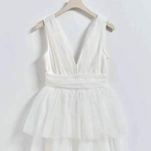 En vit unik klänning som passar perfect till studenten! Bestälde den men ångrade mig så den är därmed helt ny och oanvänd!!❤️‍🔥❤️‍🔥