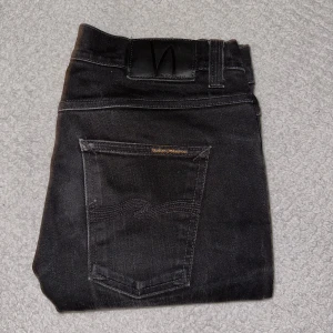 Nudie jeans herr  - Snygga svarta Nudie jeans till herr! Passar till de mesta ✨  100kr  Kan mötas och frakta! 