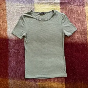 Grön T-shirt från stradivarius, storlek M