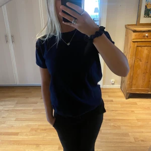 Stickad tshirt  - Marinblå stickad tshirt i storlek S. Har två små hål vid kragen men syns knappt💙