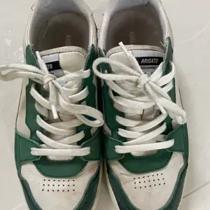 Grön & Vita Arigato sneakers 