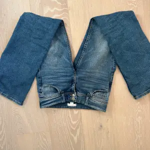 säljer mina jeans då de har blivit för små💕bra skick och nästan aldrig använda! skriv vid intresse💋 ordinarie pris: 350