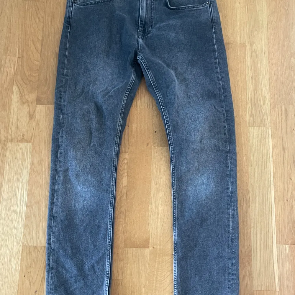 Säljer nu dessa feta jeans från J.lindberg! Storlek 32/32, skick 9/10 Skriv vid minsta fundering😊. Jeans & Byxor.