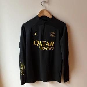 Jordan x paris  - Jordan x Paris (qatar airways) tröja. Inköptes förra året men använd fåtal gånger endast.   [OBS, köper du fler varor bjuder jag på frakten🤌🏻]