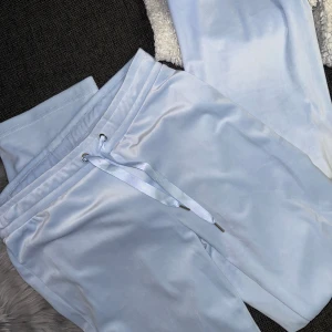 Mjukis byxor  - Mjukisbyxor från Gina tricot storlek M. Nyskick