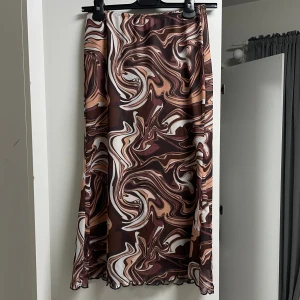 Midi skirt - nyskick - Jättegullig midi kjol, kan säga att den är som helt ny då jag bara hade på mig den 2h. Är 160cm och den kommer ungefär ner till mina vader, så lite längre än en ”midi skirt”. Superskön material, stretchig så det passar mellan XS-M👍🏼