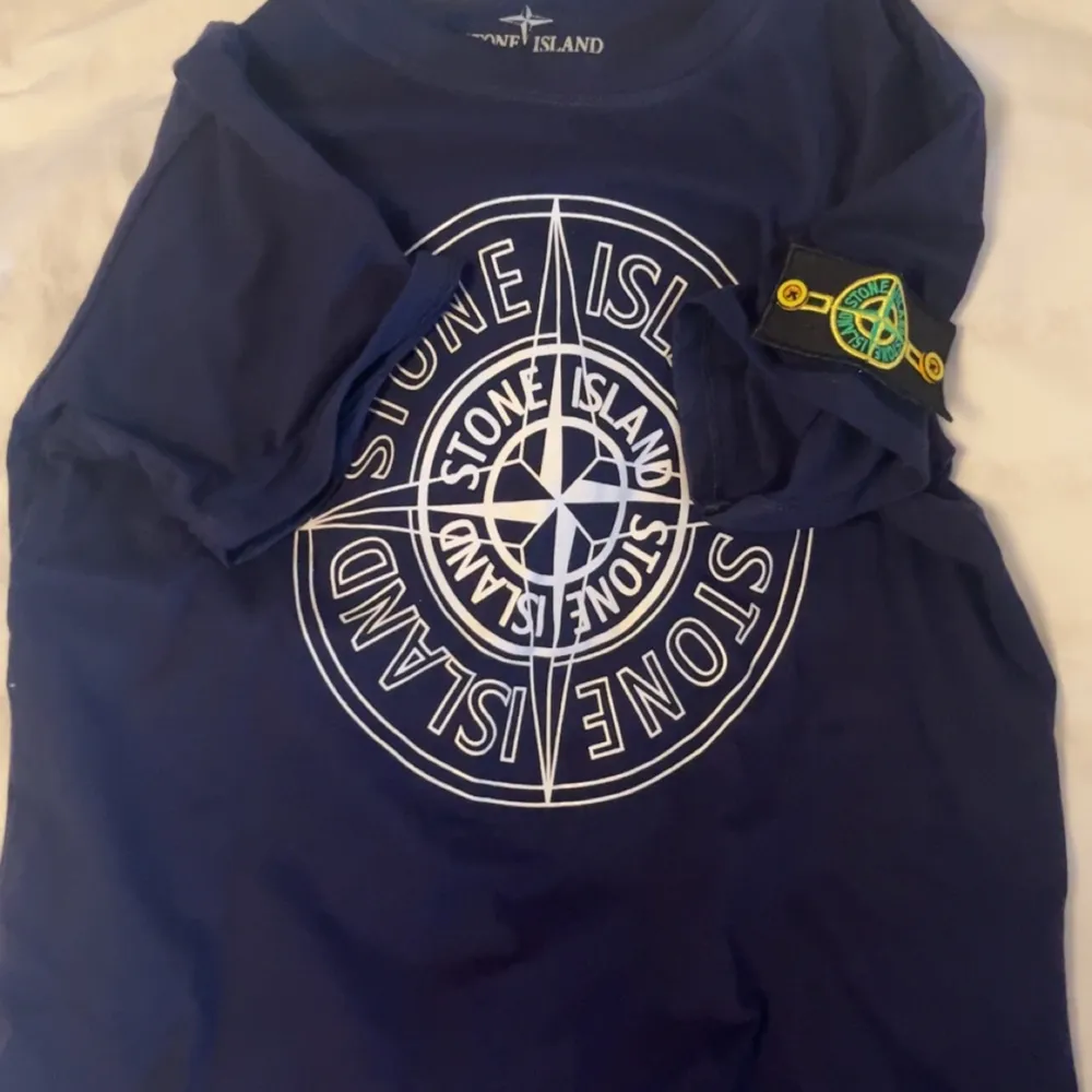 Nästan helt ny mörk blå/marin blå stoneisland t-shirt. Den är i bra skick och har Ingen defekt.. T-shirts.