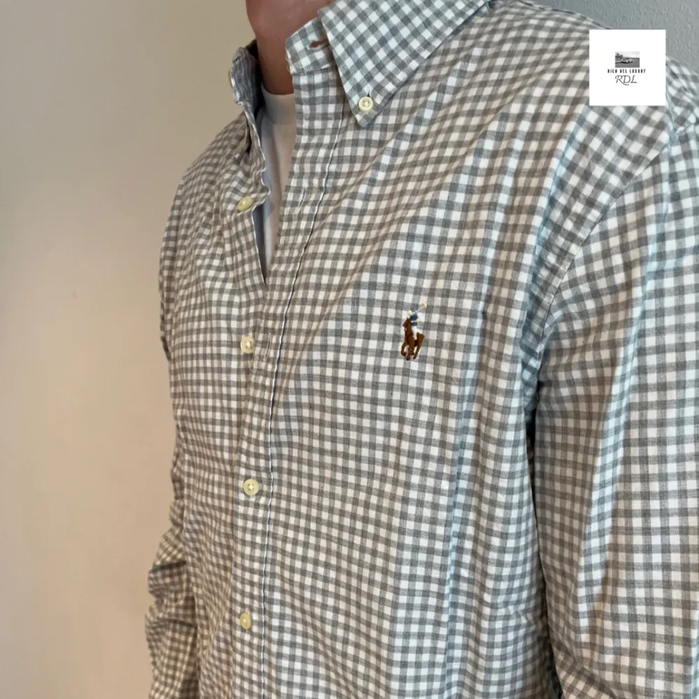 Ralph lauren skjorta | Skick: 9,8/10 |   Size - L | Pris - 399kr | Modellen är ca 182cm lång | Fraktar via postnord eller instabox på köparens bekostnad | Hör av dig vid minsta fråga eller fundering // RDL. Skjortor.