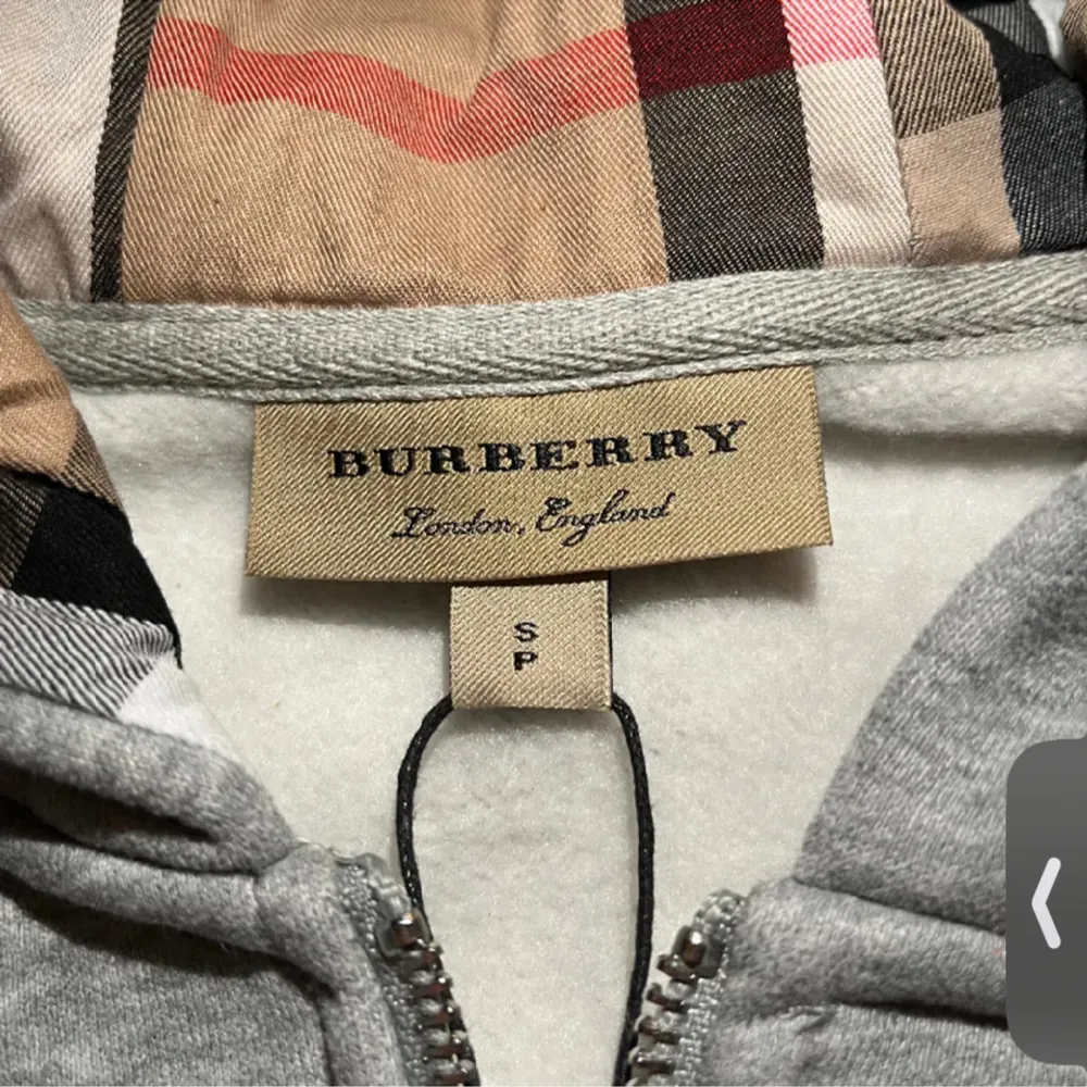 Burberry zip smoke grey, 10/10 skick🌟 snabb affäer bättre pris💵 snabba svar💬 1-3 Arbetasdagar🚛 står ej för postens slarveri📩. Hoodies.
