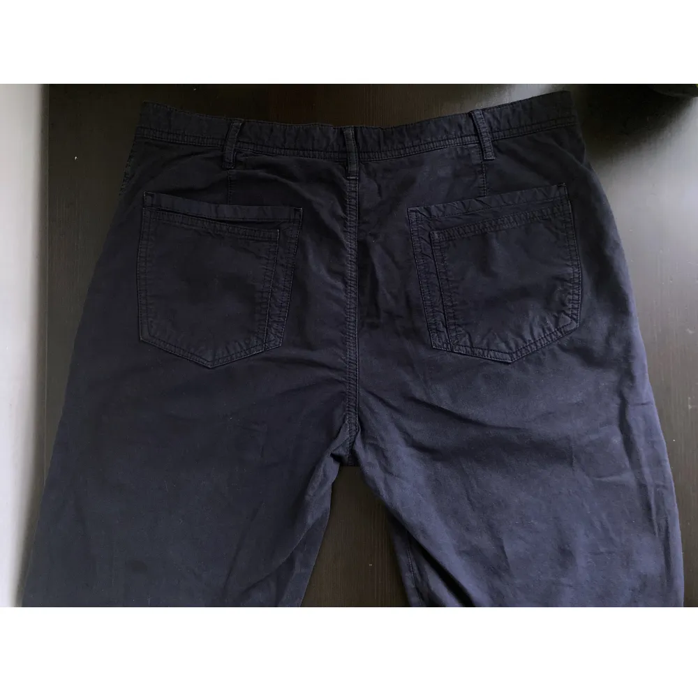Marinblå byxor från Massimo Dutti, ingen material-lapp, känns som bomull. Snedställda sidofickor, dubbla bakfickor.. Färgen är något urtvättad och det finns en fettfläck bak på vänstra benet. Mått får ej plats - fråga gärna!. Jeans & Byxor.