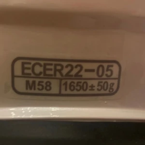 Systemhjälm - Termoplast  1 ytterskal och 3 innerskal  Avtagbart, tvättbart, allergivänligt och andningsbart innermaterial Integrerat solvisir som manövreras med 