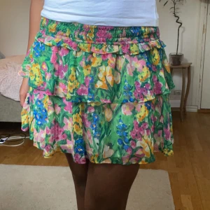 Blommig kjol - Jätte fin blommig kjol jätte bra för sommaren❤️
