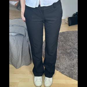 Vera lågmidjade kostymbyxor bik bok - Säljer dessa jättefina lågmidjade kostymbyxor från bik bok i modellen Vera. Köpta i Januari och har inga defekter. Skriv för fler bilder eller vid frågor. Nypris 500kr, priset kan alltid diskuteras💕