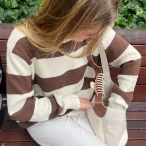 OBS! Första bilden är från Pinterest  Fin stickad tröja från Brandy Melville i brunt och vitt. Jättebra skick!🤎