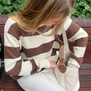 Randig stickad tröja - OBS! Första bilden är från Pinterest  Fin stickad tröja från Brandy Melville i brunt och vitt. Jättebra skick!🤎