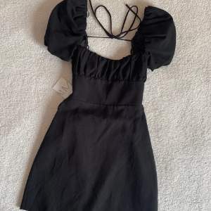 Populär slutsåld klänning från zara med knytning i ryggen💕 Endast använd 1 gång🩷 (Lånad bild)