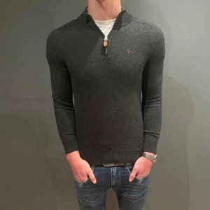 Morris zip - Bra skick. Passar XS. Skriv för frågor. (Modellen är 180 och väger 67kg)