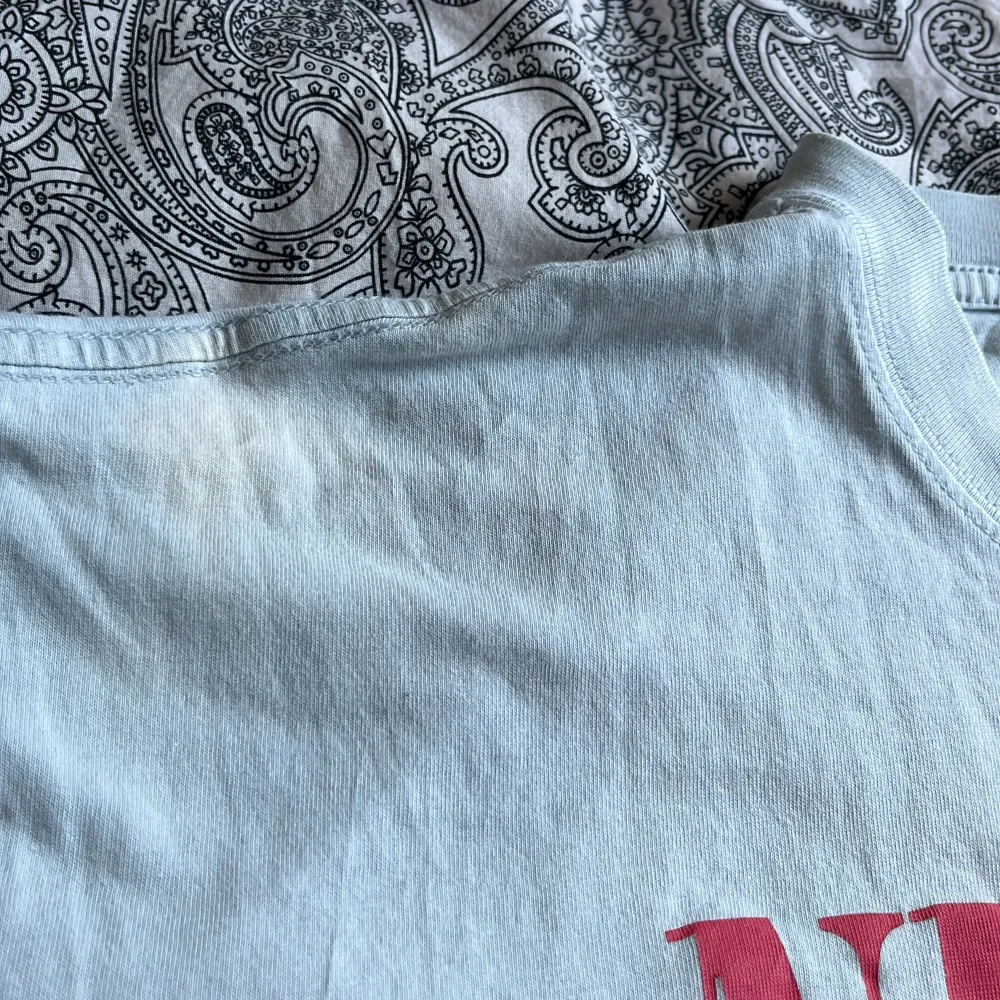 sĂ€ljer den hĂ€r blĂ„ nirvana tröjan frĂ„n carlings eftersom jag har tvĂ„ stycken đ nypris 400kr men det finns flĂ€ckar som inte gĂ„r bort dĂ€rför priset! đž. T-paidat.