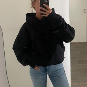 En lång oversized svart hoodie 