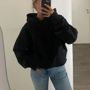 Oversized svart hoodie - En lång oversized svart hoodie 
