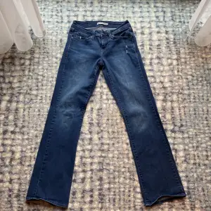 Ett par snygga Levis jeans i jätte bra skick. Skriv privat för mer info/mått❤️