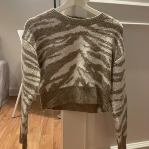 Stickad tröja  - Mönstrad stickad tröja 