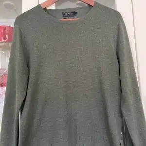 Säljer denna stilrena olivgröna tröja från Riley. Den är knappt använd så nyskick! Storlek:Small Hör av dig!