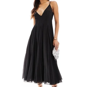 Balklänning  - Jätte fin balklänning från asos, HELT NY! Jag själv är 160 o den är perfekt längd för mig! Ända anledningen till att jag säljer är pga att jag missade returdatumet. Bara fråga på om ni har nån fråga eller om ni vill ha bild hur den sitter på mig💓