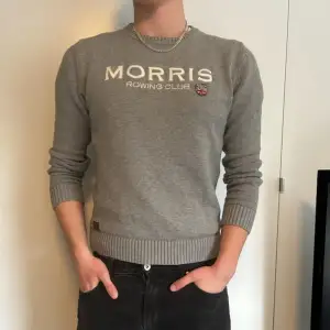 Säljer min Morris tröja. Använd knappt, fint skick. Kmr sälja för 450 och nypris är 1000🔥