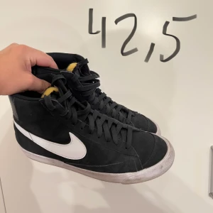Nike blazers - Perfekta skor till gymmet då dem har platt sula. Tex när man kör benpass eller hiit övningar. Passar också bra till casual outfits. Dem behöver lite kärlek, går o få bort smuts med produkter. Inget som sitter för evigt så låt er inte luras av bilden.