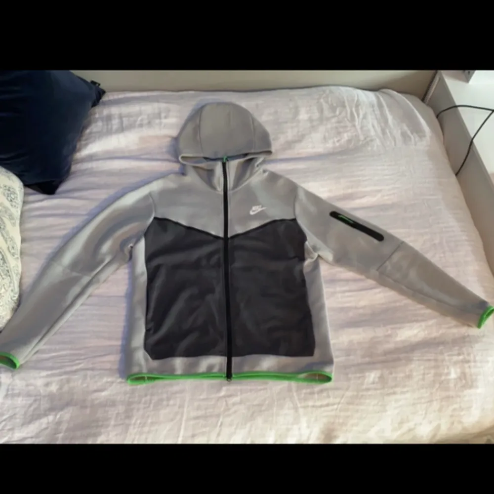 Nike tech fleece hoodie, storlek medium. Hoodies.