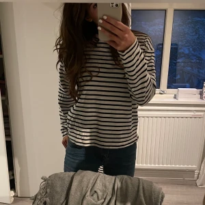 Finstickad randig tröja - Säljer denna finstickade svart-vit randiga tröjan från MQ som är i nyskick. Kom privat om du vill ha mer bilder på tröjan💕