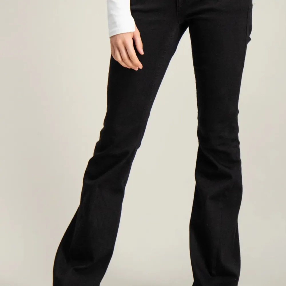 Svarta lågmidjade true religion jeans i nyskick endast använda en gång. Nypris: 1200. Jeans & Byxor.
