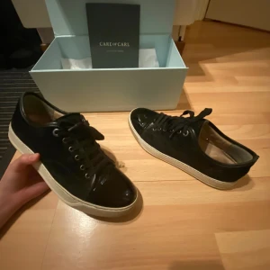 Svarta Lanvins - Tja säljer dessa svarta Lanvins med vit sula. Skicket är 8-9/10 och box, snören och bevis på vart varan är köpt kommer med.  Pris: 2 699