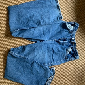 Jättesnygga jeans - Jag säljer dessa då de tyvärr inte passar min stil längre! De är i jättebra skick och strlk 160😁 jag tänker mig 150kr men det kan diskuteras⭐️