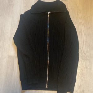 Zara stickad tröja - Stickad zara tröja som inte är använd. Säljes pga detta. Inga defekter. Pris, mått bara skriv