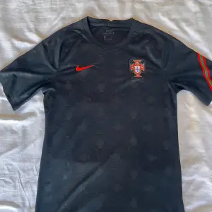 Portugal fotbollströja (S) 400kr
