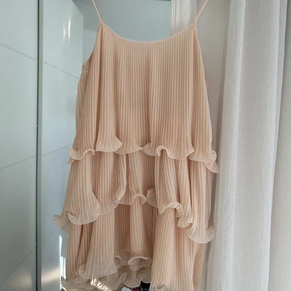Drömmig volangklänning som jag nu säljer! Har använt den någon gång efter att jag köpte den av en annan tjej här på Plick. . Klänningar.