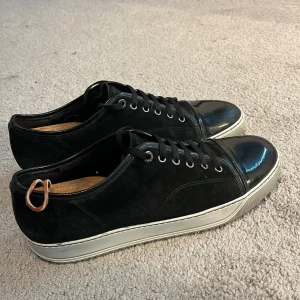 Lanvins skor - Jag säljer nu mina lanvin skor som är i oerhört bra skick, använda en del men väldigt bra omhändertagna.  Storlek 44/43. Bra skick. Tveka inte på att höra av dig för fler bilder och mer information, priset kan diskuteras lite vid en snabb affär