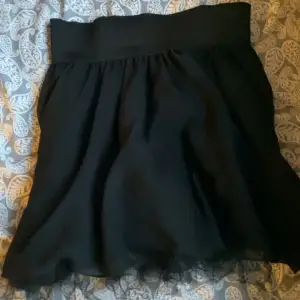 Svart kort sommar kjol från Gina tricot, kan justeras så att den blir både lågmidjad och högmidjad. Inte använd och är i nytt skick.  Ifall ni vill ha egna bilder skriv privat💗