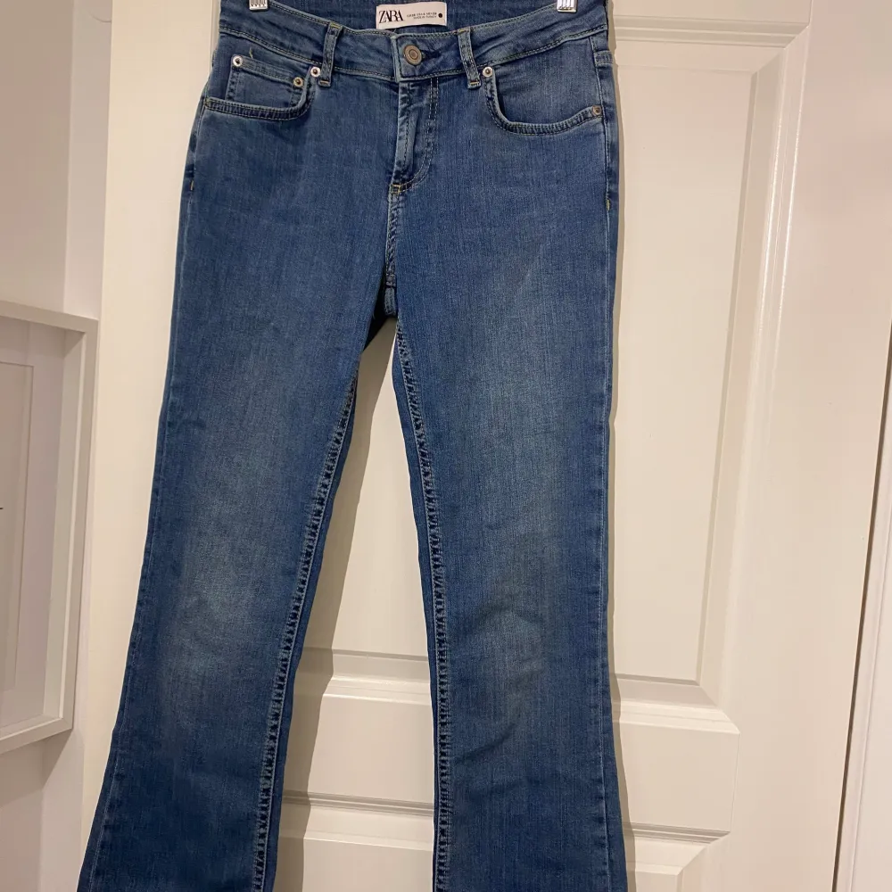 Säljer dessa eftertraktade lågmidjade jeans från zara då jag aldrig använt dom. Jeansen är i storlek 36, skriv för fler bilder.. Jeans & Byxor.