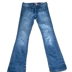 Jättefina lågmidjade jeans från H&M i storlek w.28 L.32.  Innerbenslängd: 77 cm. Midjemått mätt rakt över: 38 cm.
