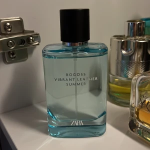 Bogoss vibrant leather summer - En ananas bomb!!!💣🍍  Perfekt nu till sommaren om man drar förbi stranden, ute o glider på stan eller helt enkelt bara vill sprida en aroma som får en o fantisera man sitter under palmerna med en exotisk drink😍🍍🍍 (Full flaska) inköpt mars!